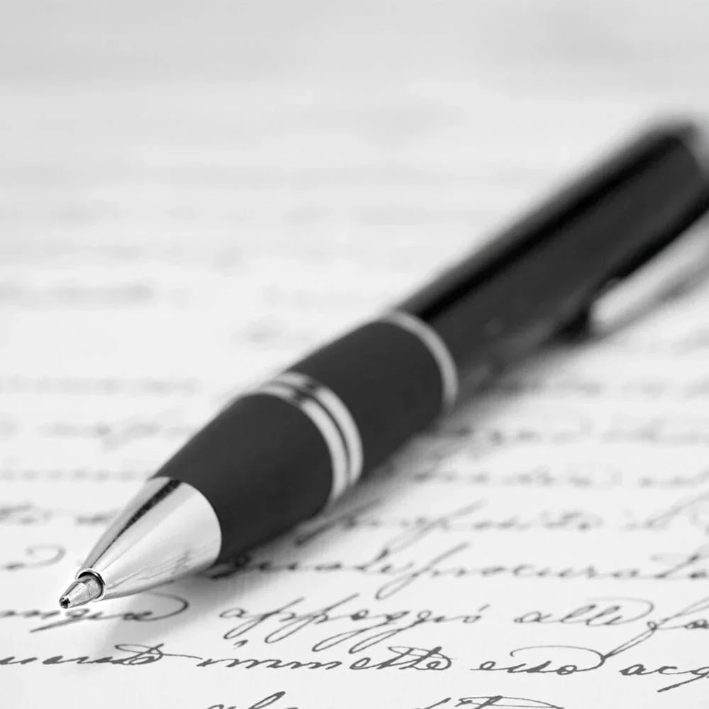 Kugelschreiber mit Logo: Die unschlagbare Werbewirkung eines kleinen Alltagshelden