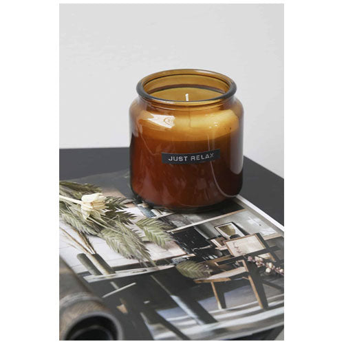 Braune Duftkerze von Wellmark aus Glas mit Zedernholzduft, individuell gestaltbar, Signalshop.de Werbeartikel.