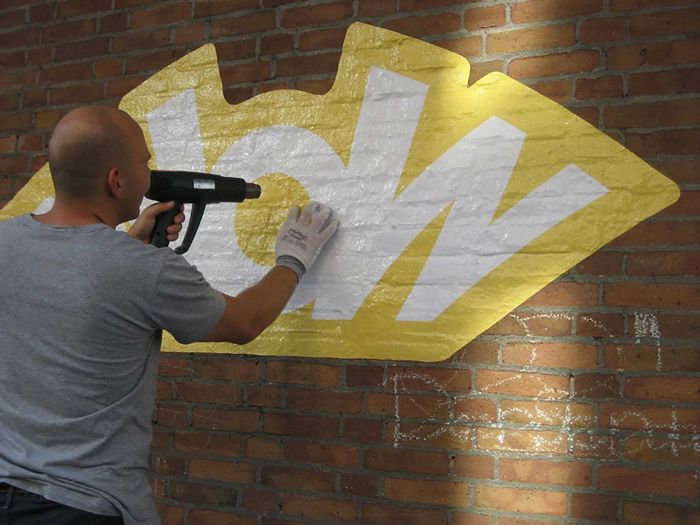 Wandaufkleber in Gelb mit individuellem Logo von Signalshop.de, ideal als Werbeartikel und Giveaway.