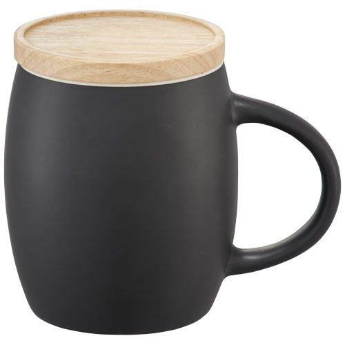 Schwarze Keramiktasse mit Holzuntersetzer, individuell gestaltbar, ideal als Werbeartikel bei Signalshop.de.