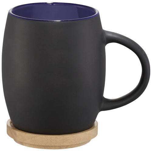 Hearth 400 ml Keramiktasse mit Holz Untersetzer, schwarz, individualisierbar mit Logo, bei Signalshop.de. Werbeartikel, Werbegeschenke, Werbemittel, Giveaway.