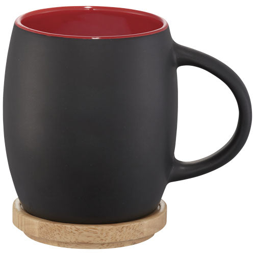 Hearth 400 ml Keramiktasse mit rotem Innenraum und Holzuntersetzer, individuell gestaltbar bei Signalshop.de; Werbeartikel, Werbegeschenke, Werbemittel, Giveaway.