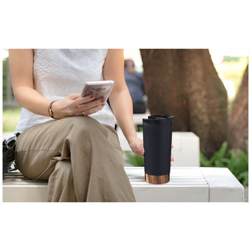 Peeta 500 ml Kupfer-Vakuum Isolierbecher in Schwarz auf Bank, individuell bedruckbar bei Signalshop.de, Werbeartikel, Werbegeschenke, Werbemittel, Giveaway.