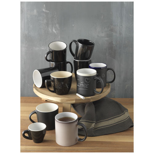 Chalk-write 330 ml Keramiktasse in Schwarz, individuell gestaltbar, auf Holztablett; Werbeartikel von Signalshop.de