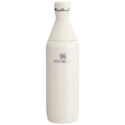 Weiße Stanley 600 ml Trinkflasche mit Logo, isoliert, individuell gestaltbar, erhältlich bei Signalshop.de.
