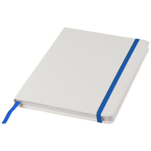 Weißes A5 Notizbuch mit blauem Gummiband, individuell gestaltbar, verfügbar bei Signalshop.de für Werbeartikel.
