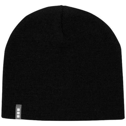 Schwarze Izu Mütze aus weichem Material, individuell mit Logo bedruckbar, ideal als Werbeartikel von Signalshop.de