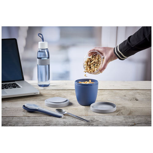 Mepal Ellipse Lunchpot in Blau, individualisierbar mit Logo, auf Tisch; ideal als Werbeartikel bei Signalshop.de.