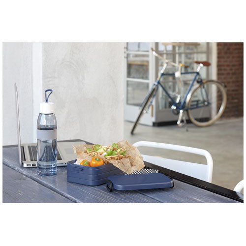 Blaue Mepal Take-a-break Lunchbox auf Tisch, individuell gestaltbar, ideal als Werbeartikel bei Signalshop.de.