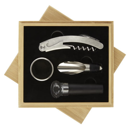 Syrat 4-teiliges Weinset aus Holz mit Korkenzieher, Ausgießer, Banderole, Ring; individuell von Signalshop.de.