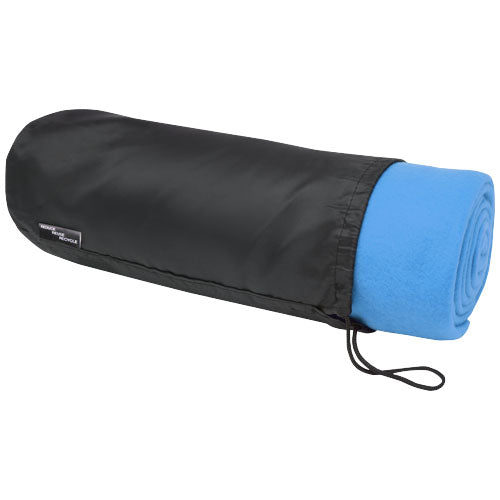 Blaue Willow GRS RPET Polar Fleece Decke im schwarzen Beutel, individuell mit Logo bedruckbar bei Signalshop.de, ideal als nachhaltiger Werbeartikel, Werbegeschenk, Werbemittel, Giveaway.