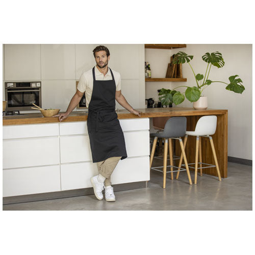 Schwarze Shara 240 g/m2 Aware™ recycelte Schürze in Küche, individuell bedruckbar, Signalshop.de Werbeartikel.