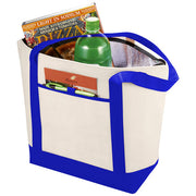 Weiße Kühltasche aus Vlies mit blauen Griffen, individuell bedruckbar, ideal für Strand und Picknick, Signalshop.de Werbeartikel.