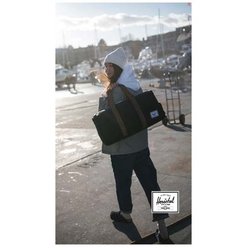 Herschel Novel™ recycelte Duffle Bag in Schwarz, individuell bedruckbar, ideal als nachhaltiger Werbeartikel von Signalshop.de.