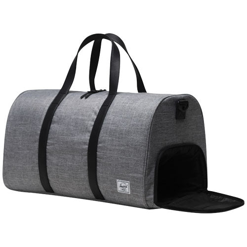 Graue Herschel Novel™ recycelte Reisetasche 43 L mit Logo-Option, erhältlich bei Signalshop.de als Werbeartikel.