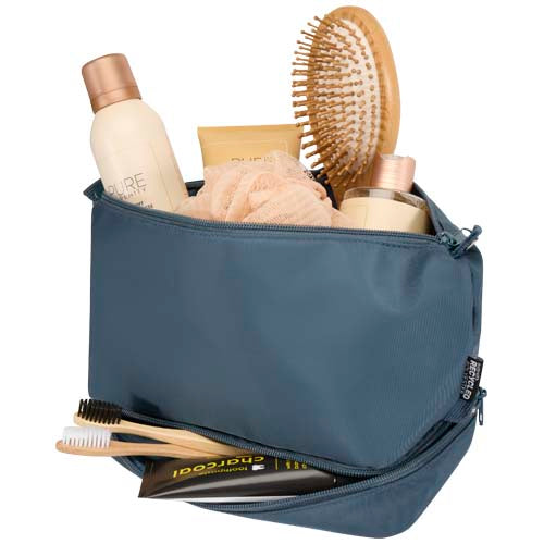 Trip Aware™ recycelter Kulturbeutel in Blau, gefüllt mit Toilettenartikeln, bei Signalshop.de, individuell bedruckbar als Werbegeschenk.
