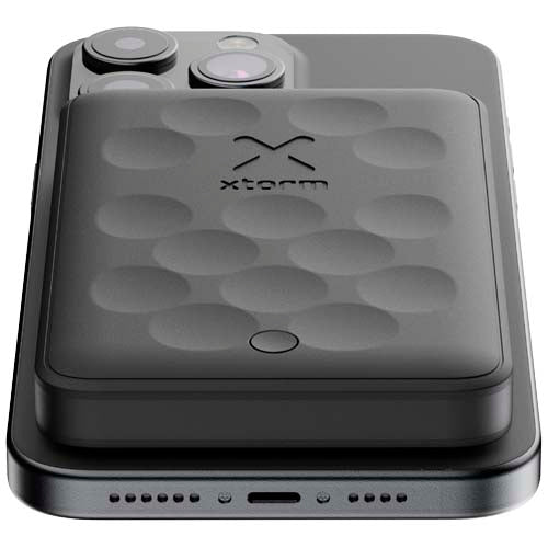 Xtorm FS5W051 Powerbank 5000 mAh in Schwarz, magnetisch, auf Smartphone; individuell gestaltbar bei Signalshop.de, ideal als Werbeartikel, Werbegeschenke, Werbemittel, Giveaway.