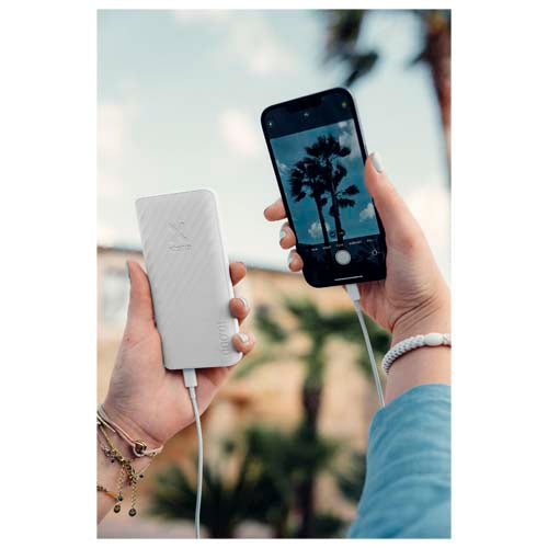 Weiße Xtorm XG210 Go2 Powerbank in Hand, ideal für Werbeartikel bei Signalshop.de, individuell mit Logo gestaltbar.