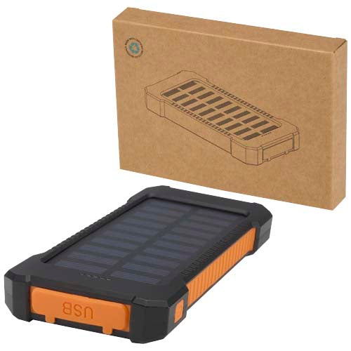 Robuste schwarze Solar Powerbank aus recyceltem Kunststoff mit USB-Anschluss, individuell gestaltbar bei Signalshop.de, ideal als nachhaltiger Werbeartikel, Werbegeschenk, Werbemittel oder Giveaway.