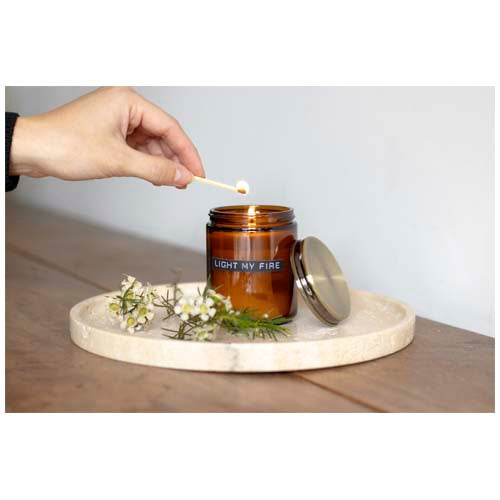 Wellmark Medium Zedernholz Duftkerze in braunem Glas mit Deckel auf Holztablett, individuell bedruckbar, Signalshop.de Werbeartikel.