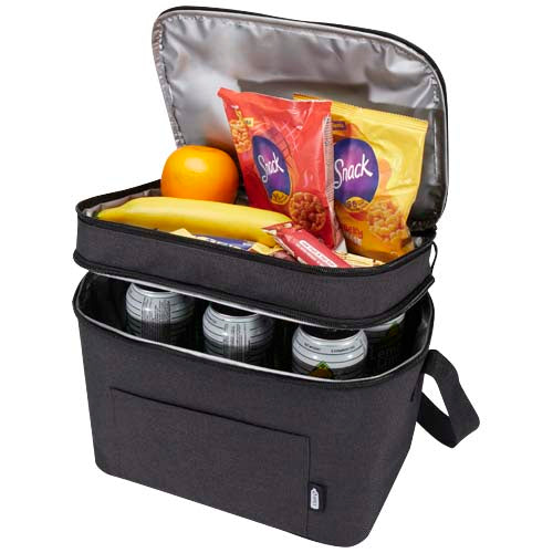 Tundra GRS RPET Kühltasche 13L in Grau, geöffnet mit Snacks; individuell bedruckbar bei Signalshop.de, Werbeartikel.