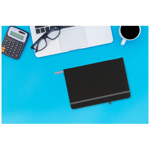 Noir A5 Notizbuch in Schwarz, individuell gestaltbar, auf Schreibtisch mit Laptop, Signalshop.de Werbeartikel.