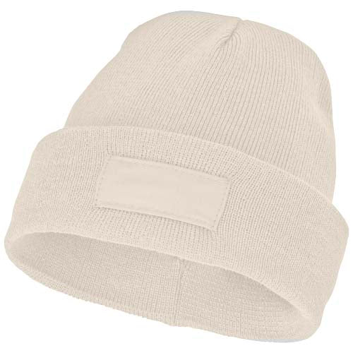 Boreas Beanie in Creme mit Aufnäher zur Individualisierung, perfekt als Werbegeschenk bei Signalshop.de.