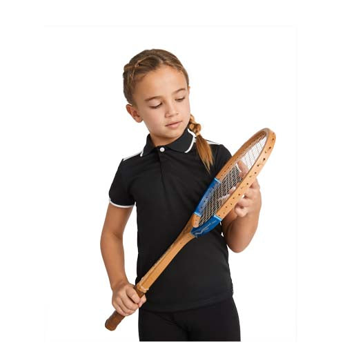 Kind trägt schwarzes Tamil Sport Poloshirt von Signalshop.de, individuell mit Logo bedruckbar, ideal für Sport.