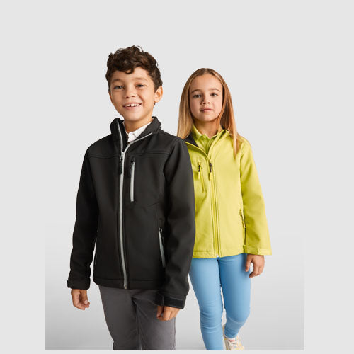 Antartida Softshelljacke für Kinder in Schwarz und Gelb von Roly, individuell mit Logo bedruckbar, erhältlich auf Signalshop.de, ideal als Werbeartikel, Werbegeschenke, Werbemittel oder Giveaway.
