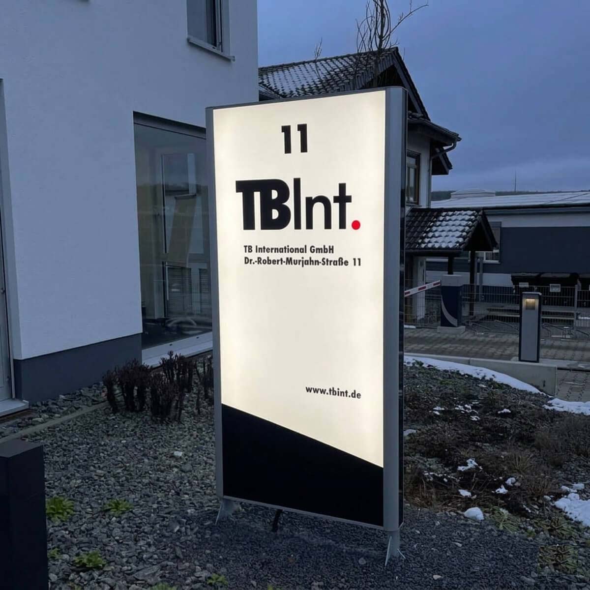 Werbepylon_gerade_beleuchtet2-1
