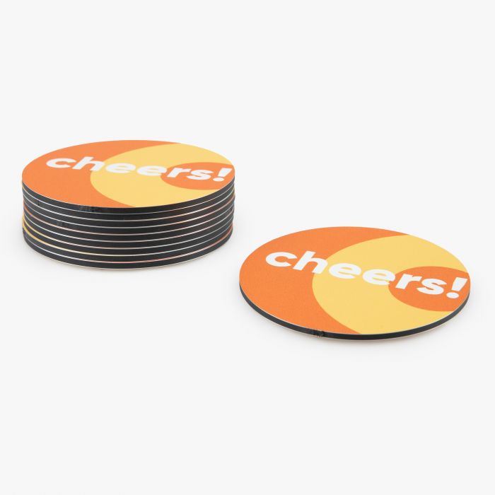 Runde, orange Untersetzer mit Aufdruck "cheers!", individuell bedruckbar, von Signalshop.de als Werbeartikel.