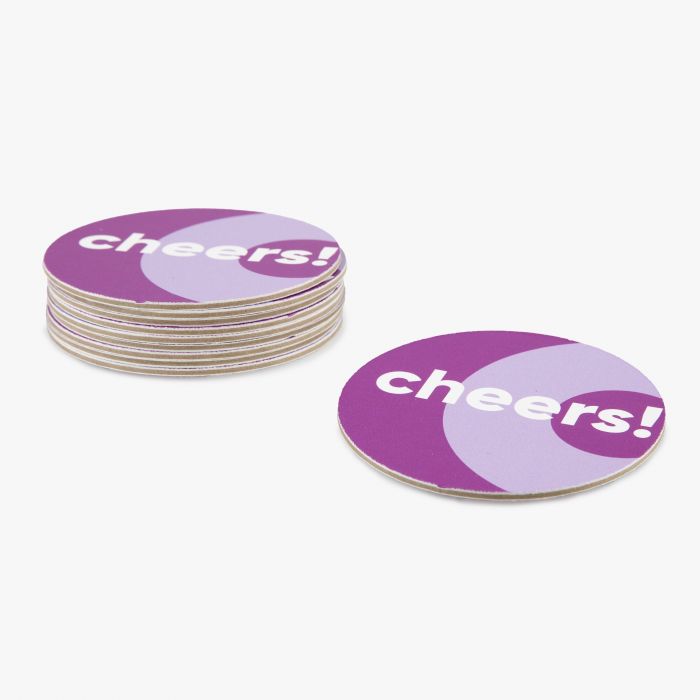 Lila runde Untersetzer aus Karton mit "cheers!" Aufdruck, individuell gestaltbar, Signalshop.de Werbeartikel.