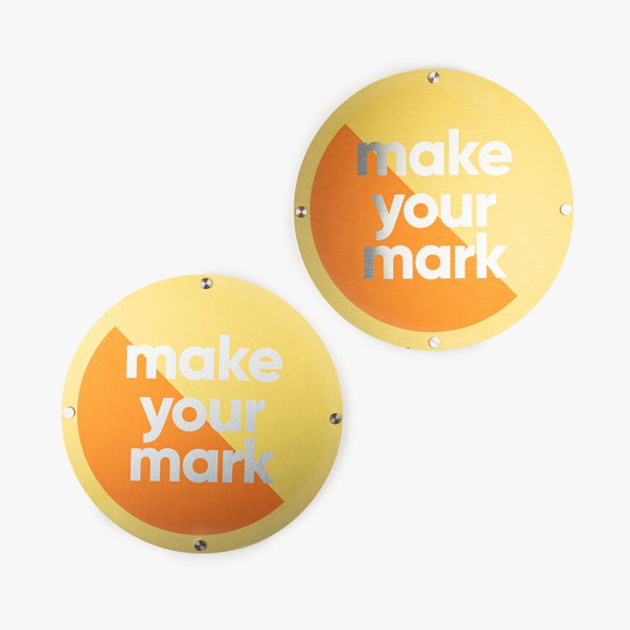 Rundes Aluminiumschild, goldfarben, mit "make your mark" Aufdruck, individuell gestaltbar bei Signalshop.de Werbeartikel.