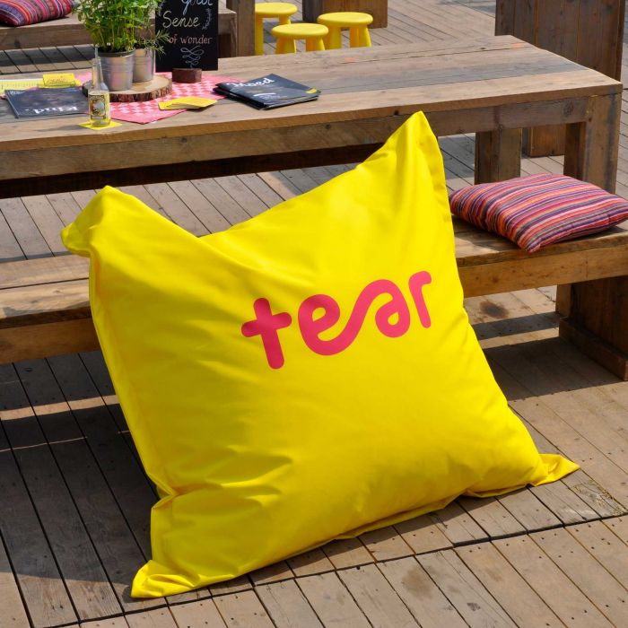Gelber Sitzsack mit "tear"-Logo, individuell bedruckbar, idealer Werbeartikel von Signalshop.de.