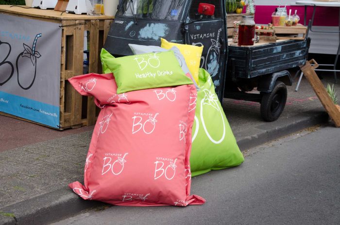 Bunte Sitzsäcke mit Logos, individuell gestaltbar, bei Signalshop.de; Werbeartikel, Werbegeschenke, Werbemittel, Giveaway.