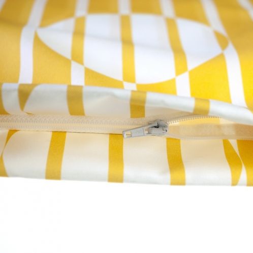 Gelb-weißer Sitzsack aus Stoff mit Reißverschluss, individuell gestaltbar mit Logo, Signalshop.de Werbeartikel.