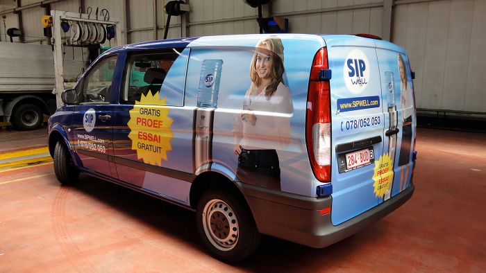 Autoaufkleber auf weißem Lieferwagen, individuell gestaltet mit Logo, Signalshop.de Werbeartikel, Werbegeschenke.