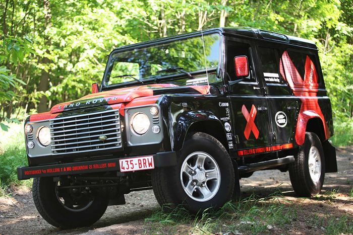 Schwarzer Land Rover mit rotem Autoaufkleber "X", individuell gestaltbar, erhältlich bei Signalshop.de. Werbeartikel, Werbegeschenke, Werbemittel, Giveaway.