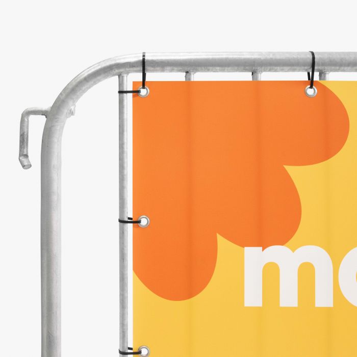 Absperrgitter-Plane aus Kunststoff, orange mit Logo bedruckt, individualisierbar bei Signalshop.de; Werbeartikel.