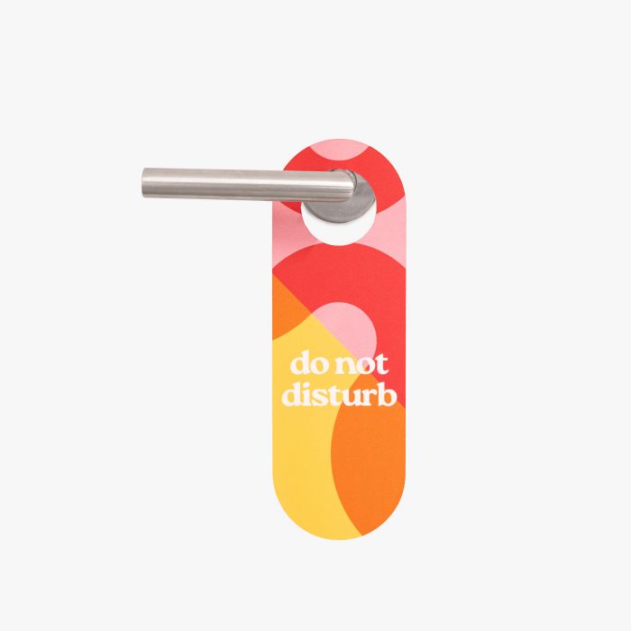 Türanhänger in Rot-Orange mit "Do not disturb" Schriftzug, individuell bedruckbar bei Signalshop.de Werbeartikel.