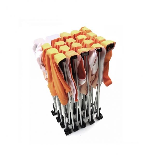 Messestand mit orange-weien Stoffbahnen, individuell gestaltbar, von Signalshop.de als Werbeartikel.
