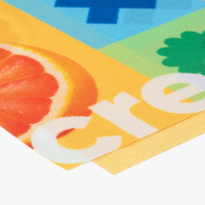Fahne im Wunschformat mit buntem Druck, individuell gestaltbar bei Signalshop.de. Werbeartikel, Werbegeschenke, Werbemittel, Giveaway.