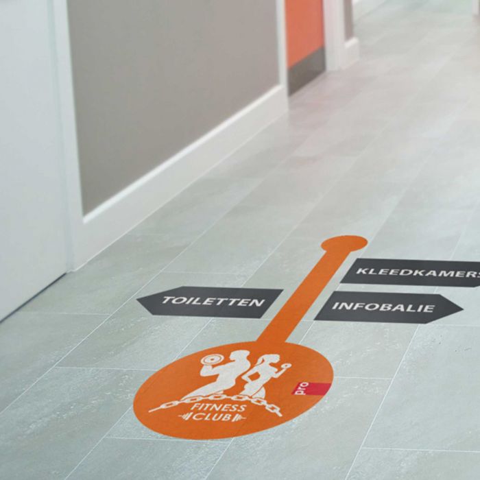 Fußbodenaufkleber in Orange mit Fitness-Club-Logo, individuell gestaltbar, von Signalshop.de für Werbeartikel.