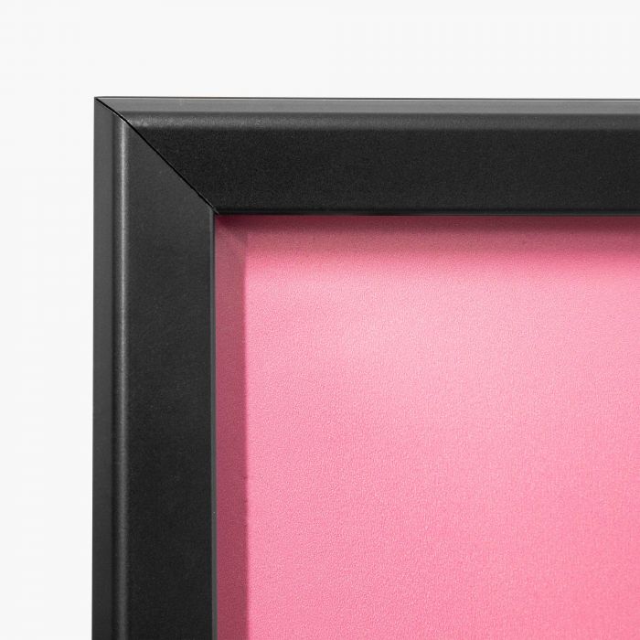 Schwarzer Klappaufsteller mit pinkem Hintergrund, individuell bedruckbar, Signalshop.de Werbeartikel.