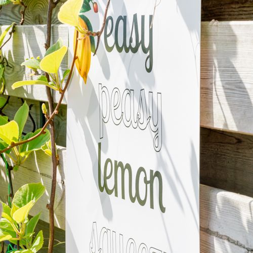 Garten-Poster aus Holz mit Text "Easy Peasy Lemon Squeezy", individuell bedruckbar, Signalshop.de Werbeartikel.