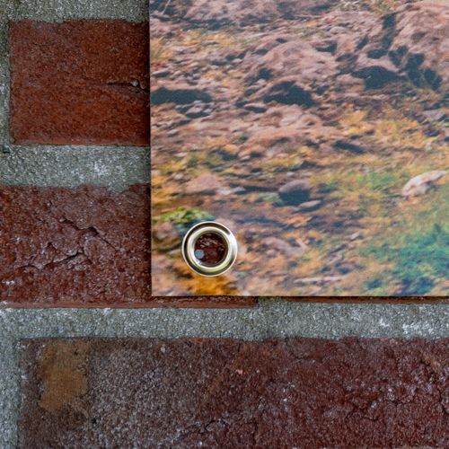 Garten-Poster mit Ösen auf Ziegelwand, individuell gestaltbar, verfügbar bei Signalshop.de, Werbeartikel.