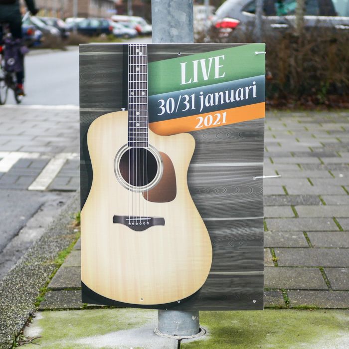 Laternenmast Schild mit Gitarrenmotiv, individuell gestaltbar, von Signalshop.de als Werbemittel.