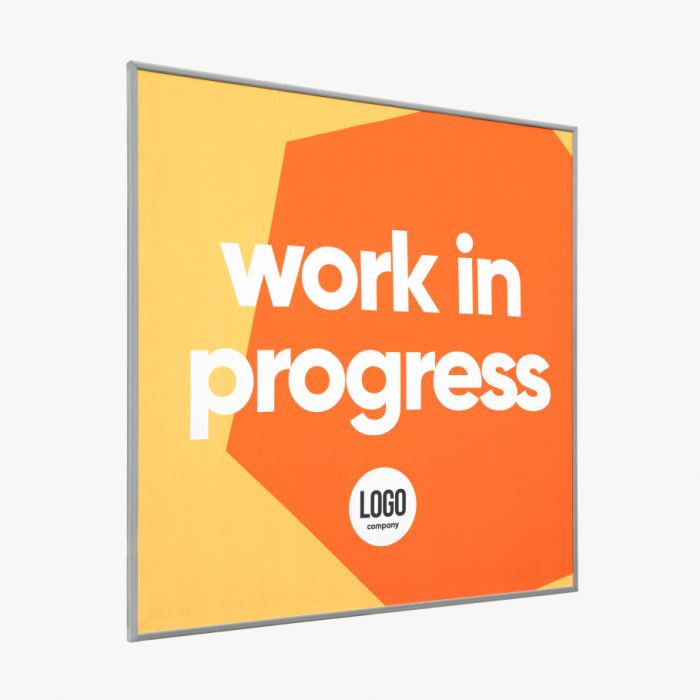 Outdoor-Rahmen in Orange mit "Work in Progress"-Text, individuell mit Logo gestaltbar bei Signalshop.de.