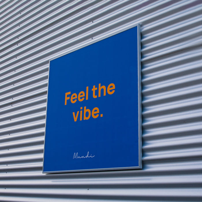 Outdoor-Rahmen mit blauem Poster "Feel the vibe" individuell bedruckt, Signalshop.de Werbeartikel.