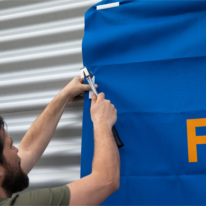 Outdoor-Rahmen in Blau, individuell gestaltbar, montiert an Wand. Signalshop.de Werbemittel Giveaway.